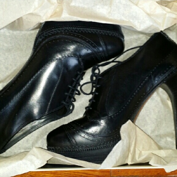 100% Authentic Burberry heels - Picture 2 of 3