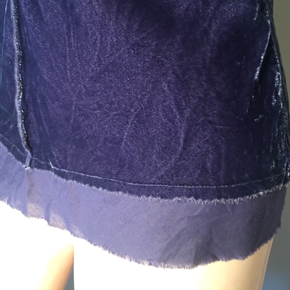 💜 Delicate Velvet top with Chiffon Edge Detail❤️ - Picture 3 of 4