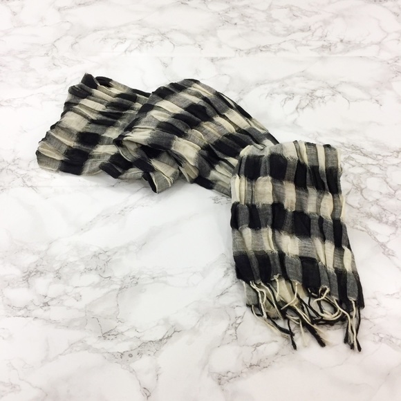 Plaid check open weave scarf with fringe - Picture 3 of 4