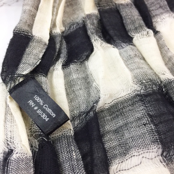 Plaid check open weave scarf with fringe - Picture 4 of 4