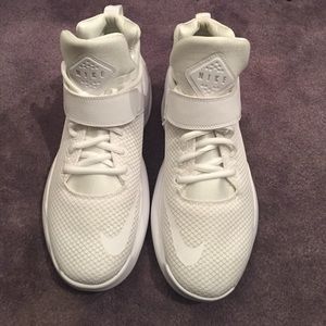 NWOT White Nike Kwazi sneakers FINAL SALE!