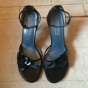 Strappy leather flower sandals
