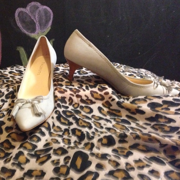 Talbots Suede pebble gray kitten heels 🐈