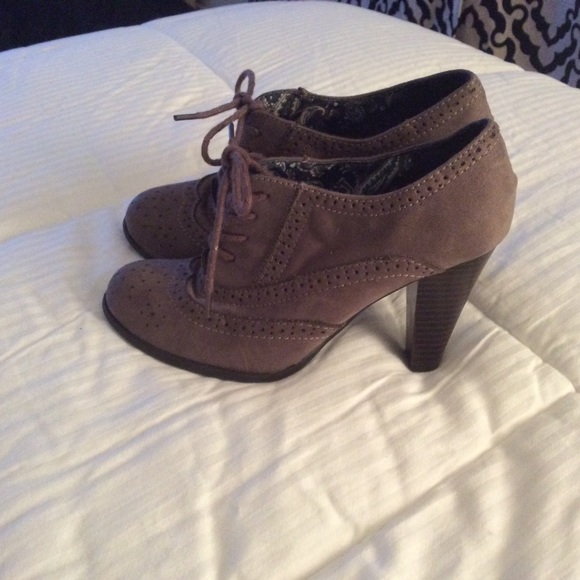 Fashionable heeled Saddle shoes