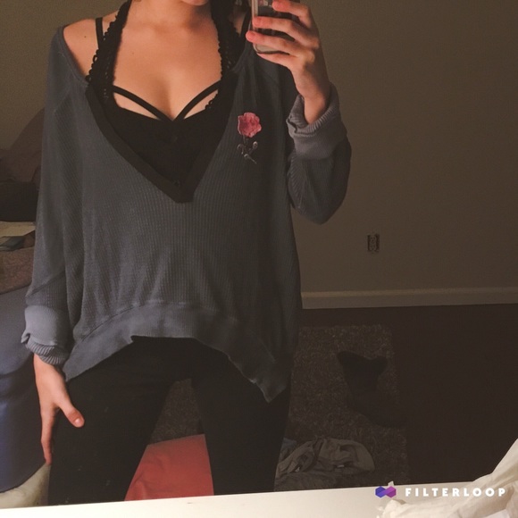 Embroidered cut out v-neck long sleeve - Picture 1 of 3