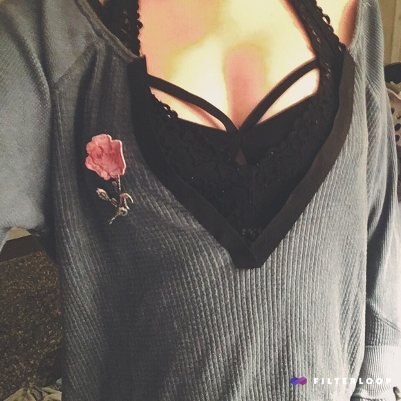 Embroidered cut out v-neck long sleeve - Picture 3 of 3