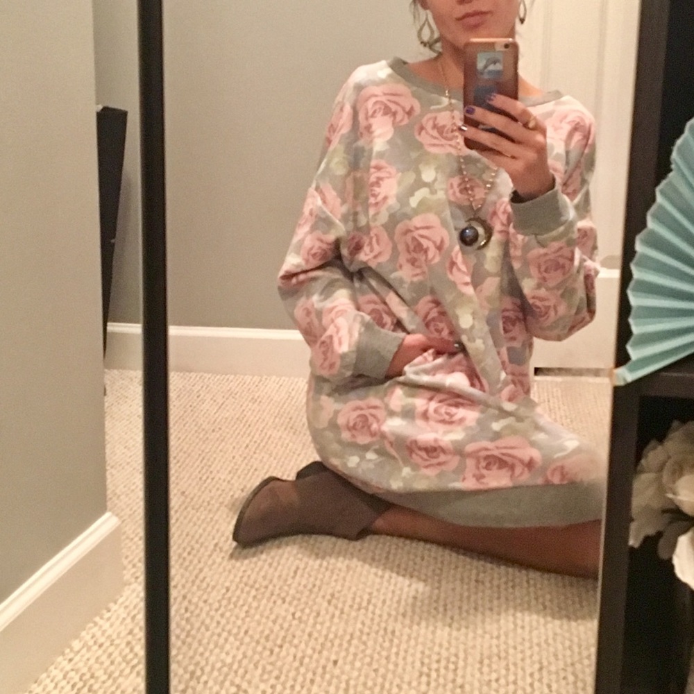 💐🌹Tunic Rose Print French Terry w/cozy pockets! - Picture 1 of 8