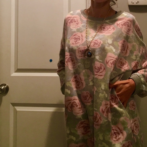 💐🌹Tunic Rose Print French Terry w/cozy pockets! - Picture 4 of 8