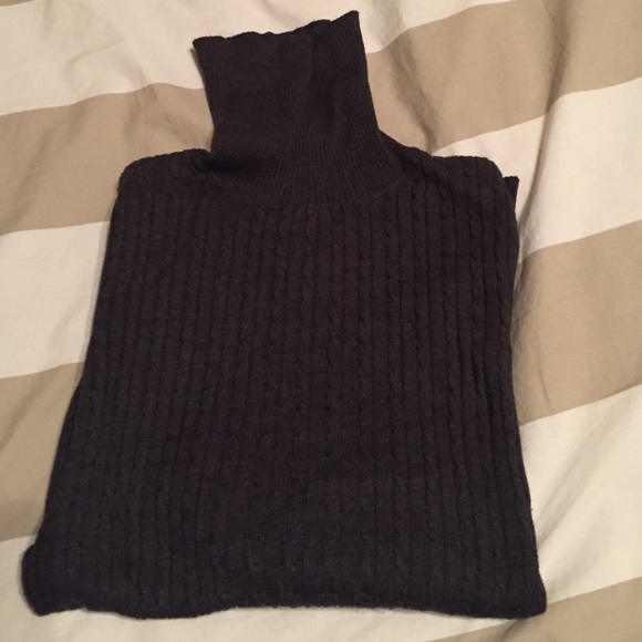 T-neck ribbed grey sweater