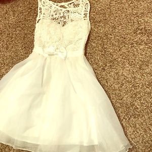 Beautiful white flower girl dress trades open