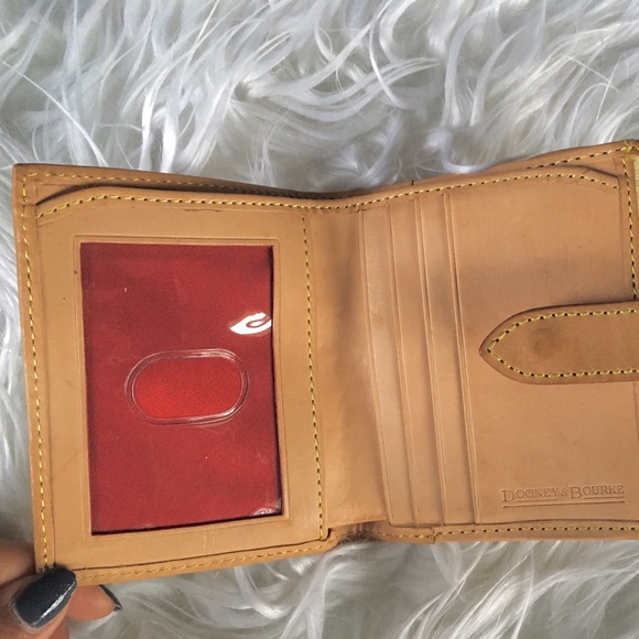 ✨New Item✨ Dooney & Burke Wallet - Picture 2 of 4