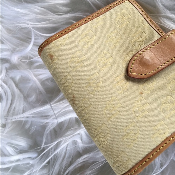 ✨New Item✨ Dooney & Burke Wallet - Picture 4 of 4