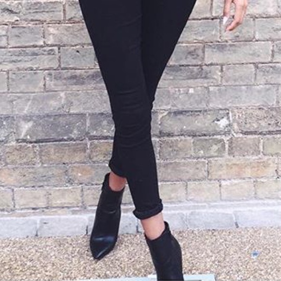 Black shoe boots.