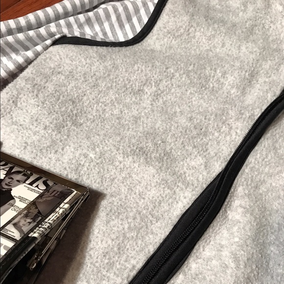 🎈SALE🎈Fleece zippered vest with side pockets. - Picture 3 of 4