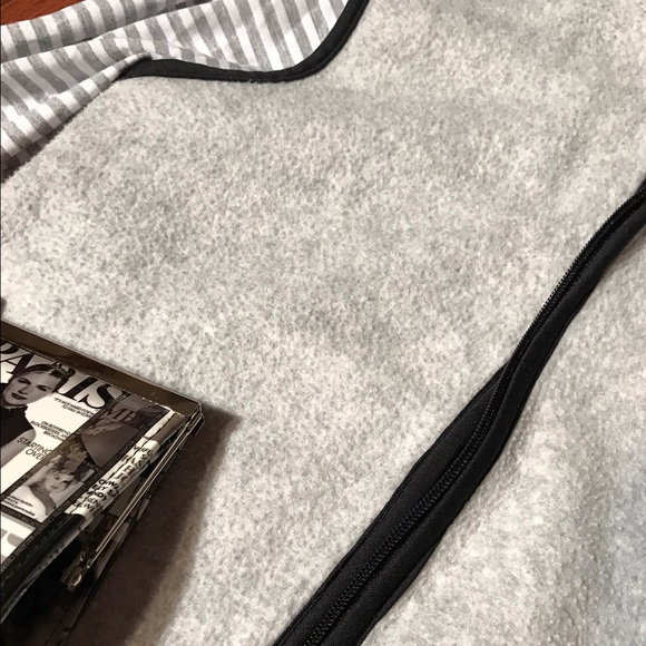 🎈SALE🎈Fleece zippered vest with side pockets. - Picture 4 of 4