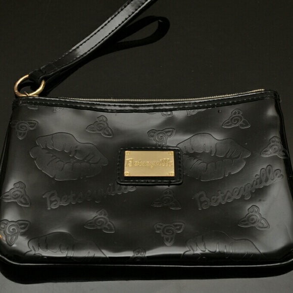 Betsyville wristlet