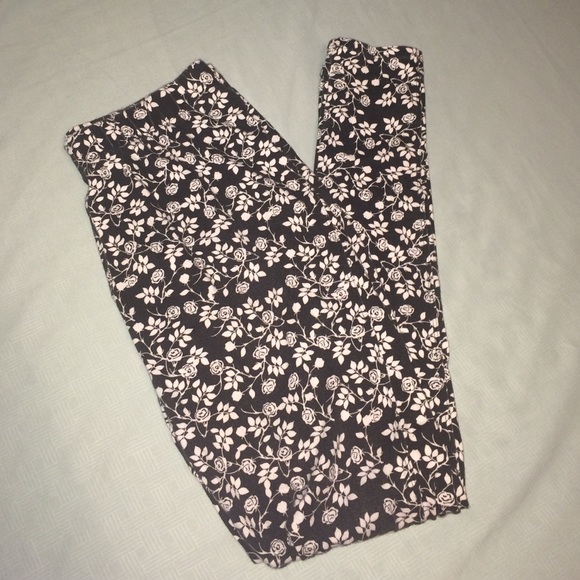 Black and white floral print leggings