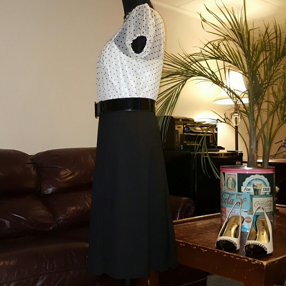 Woman's Tahari business wear - very cute! - Picture 3 of 4