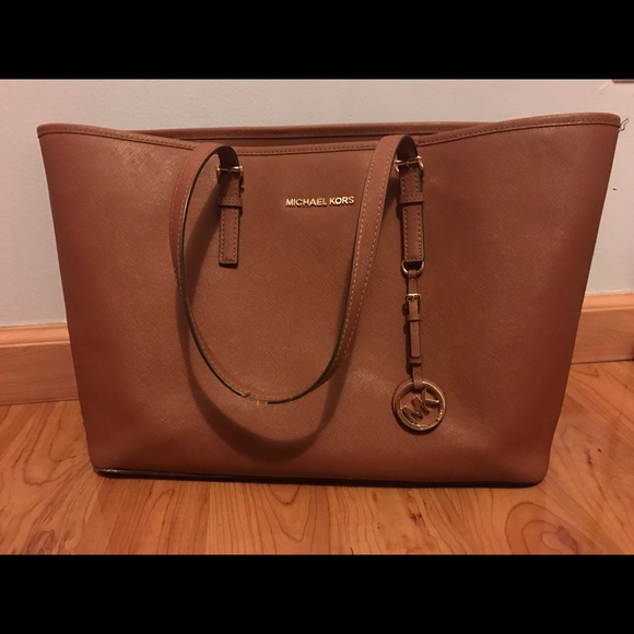 JET SET TRAVEL MEDIUM SAFFIANO LEATHER TOTE (MK)