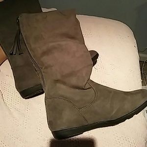 Girls gray suede boots