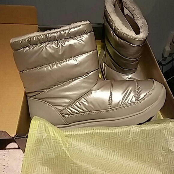 Womens snow boots size 7