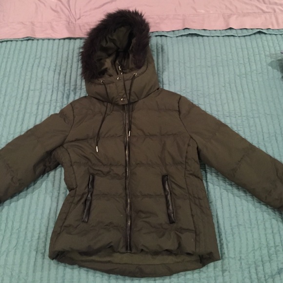 Hunter green coat with faux fur good !!