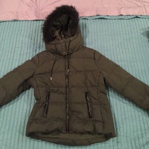 Hunter green coat with faux fur good !!