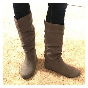 Arizona Grey Suede Size 9 Boots
