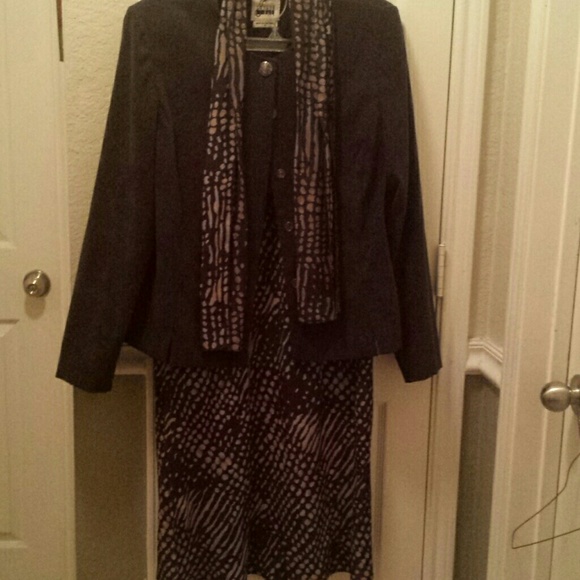 Women's brown & tan suit w scarf
