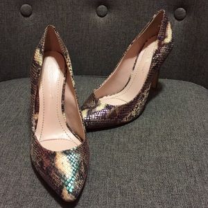 sz 6 iridescent reptile pattern pump