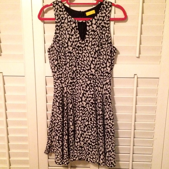 Cute flowy print dress