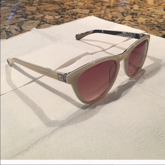NEED GONE ASAP SPERRY TOPSIDER SUNGLASSES.