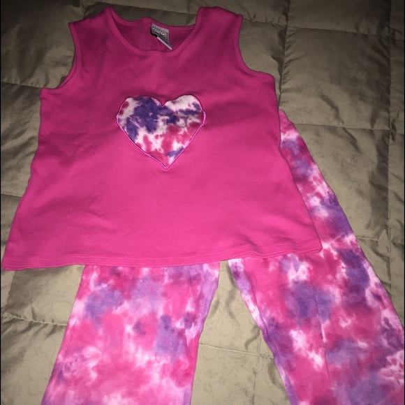 Adorable 💜matching sleeveless tee and capris