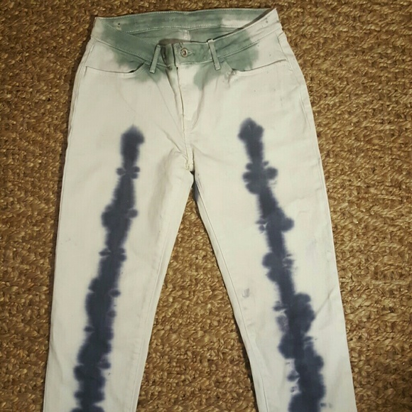 Levi's patterned. - Picture 2 of 5