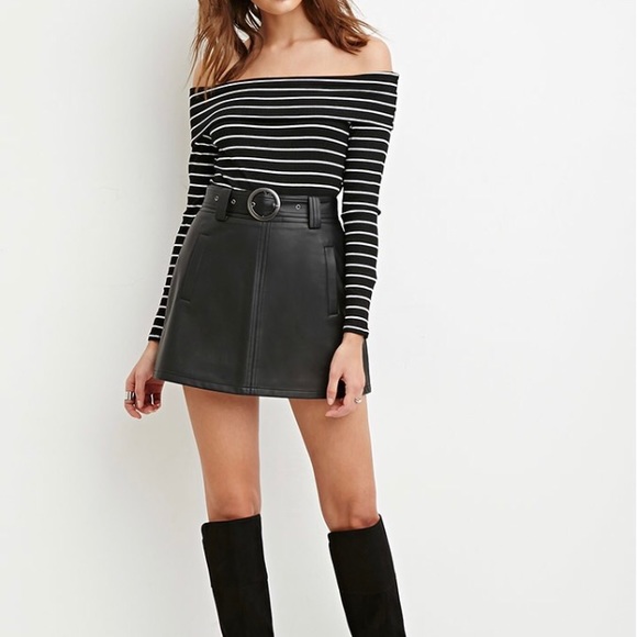 💌 SOLD 💌 Black Faux Leather Belt Skirt - Picture 2 of 3