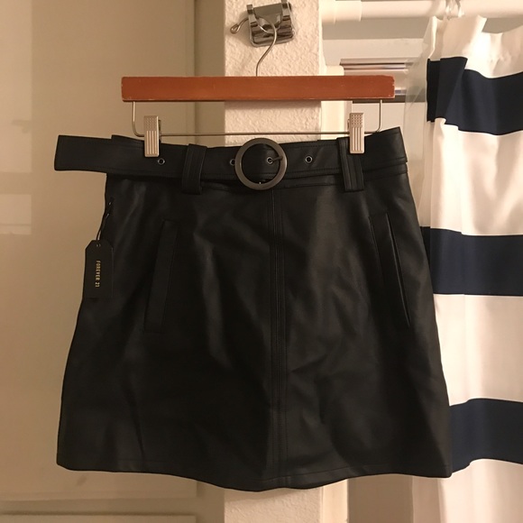💌 SOLD 💌 Black Faux Leather Belt Skirt - Picture 3 of 3