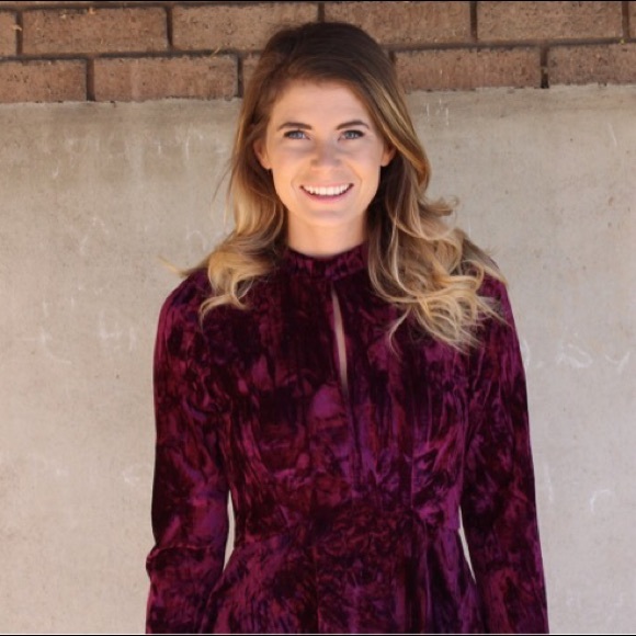 🎉ONE LEFT - SALE🎉 Burgundy Crushed Velvet Dress - Picture 4 of 4