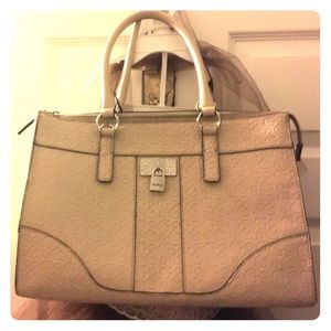 Guess purse has matching wallet, can bundle