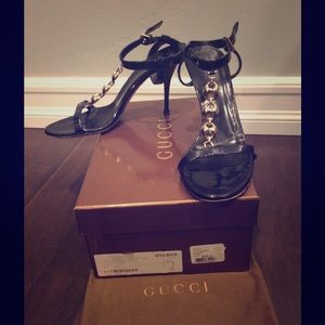 Gucci black leather heels with gold chain