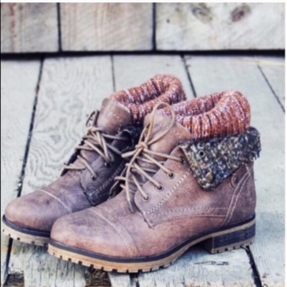 Brown ankle boots with sweater knot fold