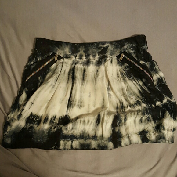 Short Light Skirt with Zippers