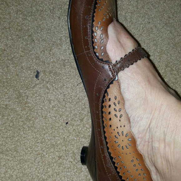 Ladies kitten heal shoes