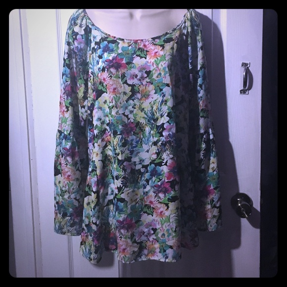 Flower blouse with flowy sleeves