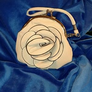 🎉🎉 HP White flower change purse wristlet