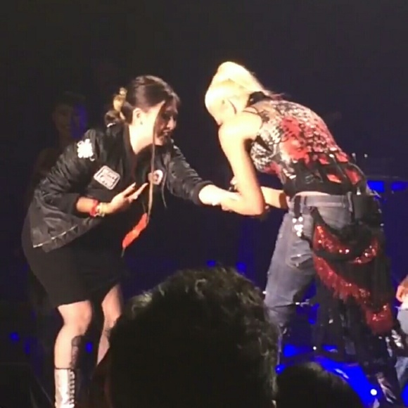 Gwen Stefani pulled me on stage! - Picture 3 of 4