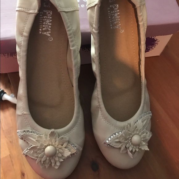Off white leather flats -Size 10-NWT!
