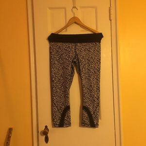 Lululemon black and white crops