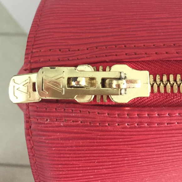 Louis Vuitton - Picture 2 of 8