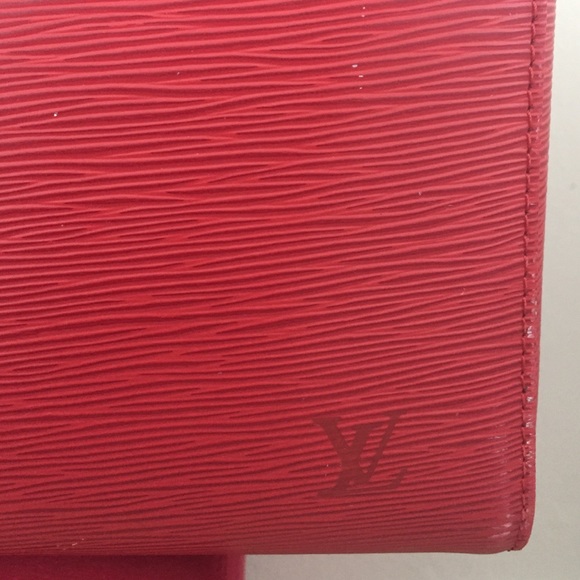 Louis Vuitton - Picture 3 of 8