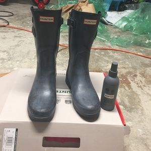 Hunters- refined strap rain boots in size 7